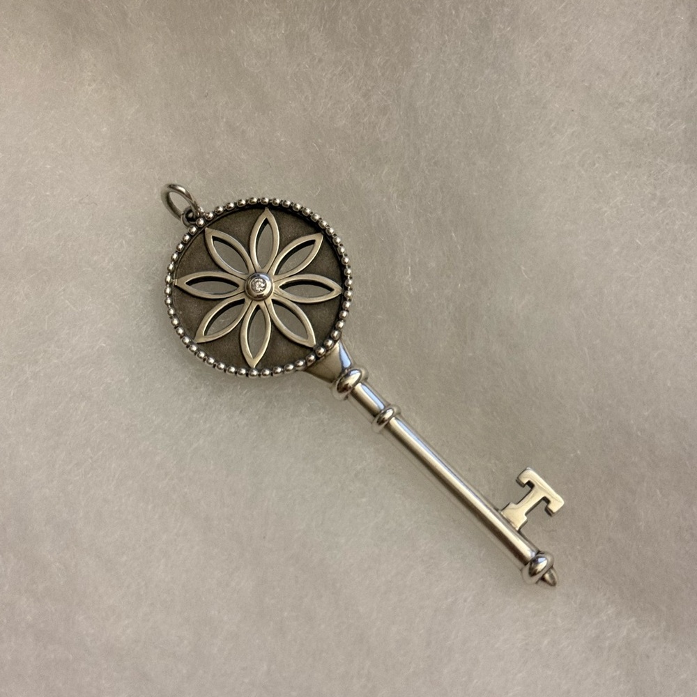 Tiffany silver large Daisy diamond center key